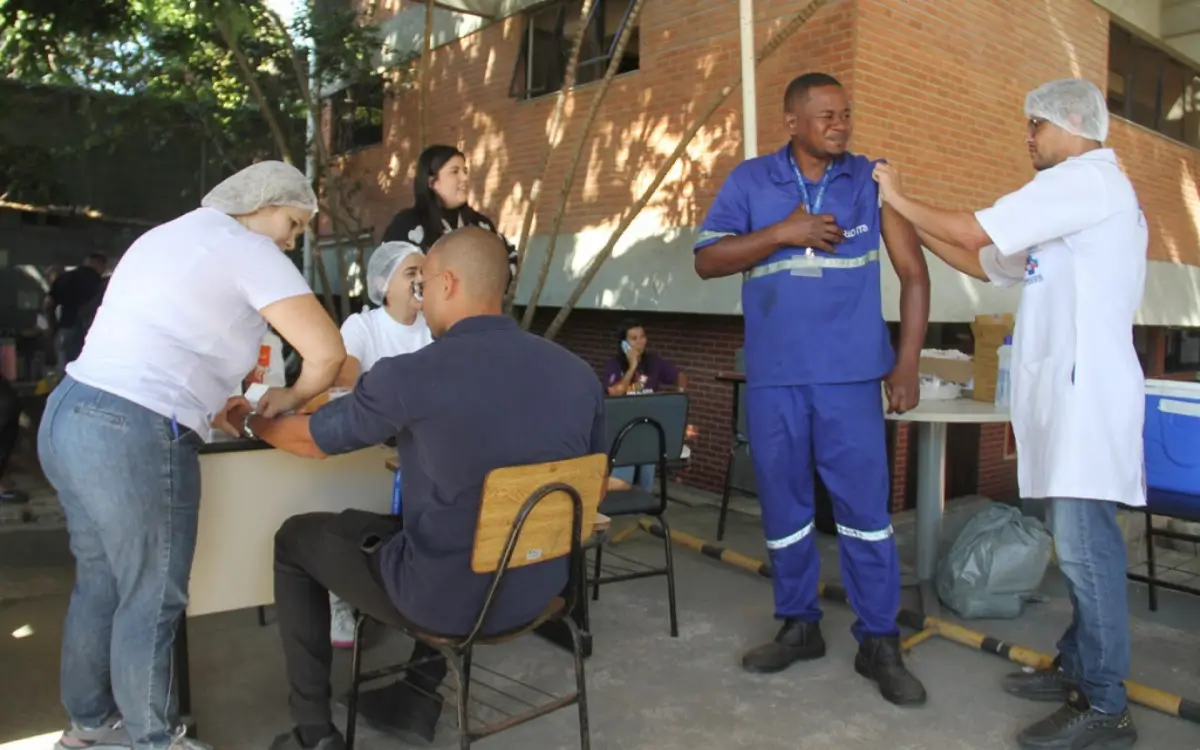 São Gonçalo realiza ações sobre saúde do homem em garagens de transportes