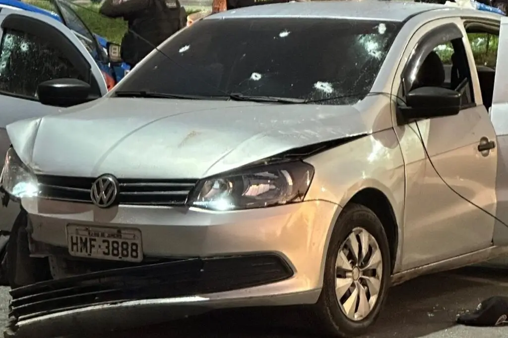 Carro Baleado em tiroteio na Avenida Brasil