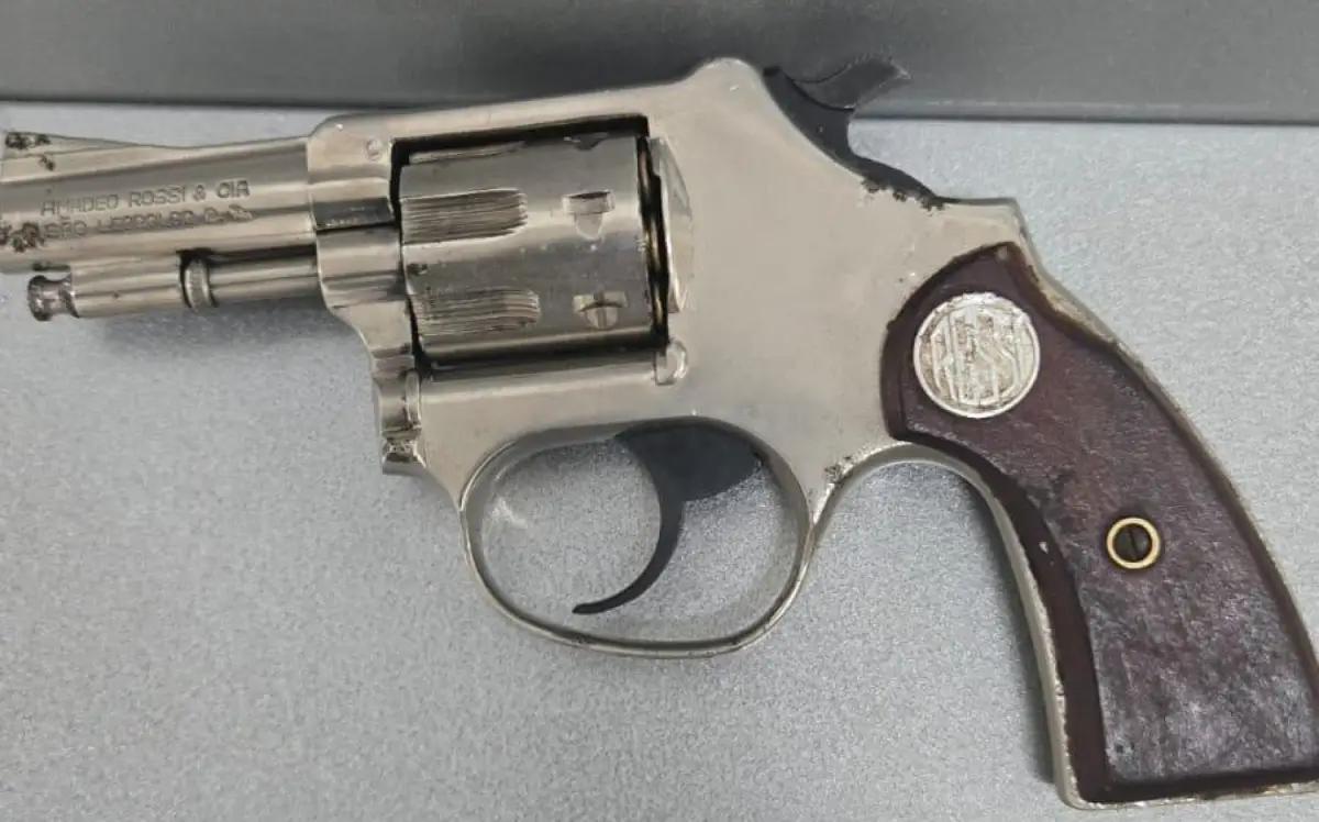 Arma apreendida com o autor dos disparos
