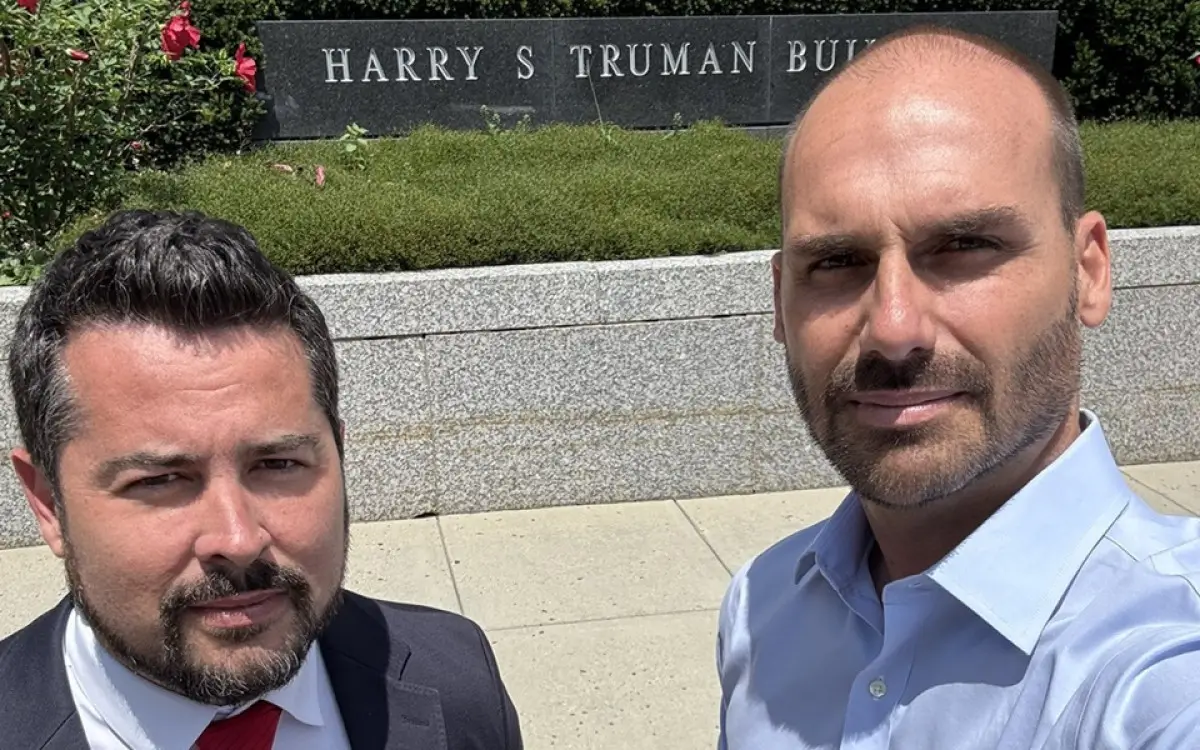 Eduardo Bolsonaro publica foto ao lado de 'chefe dos embaixadores' nos EUA