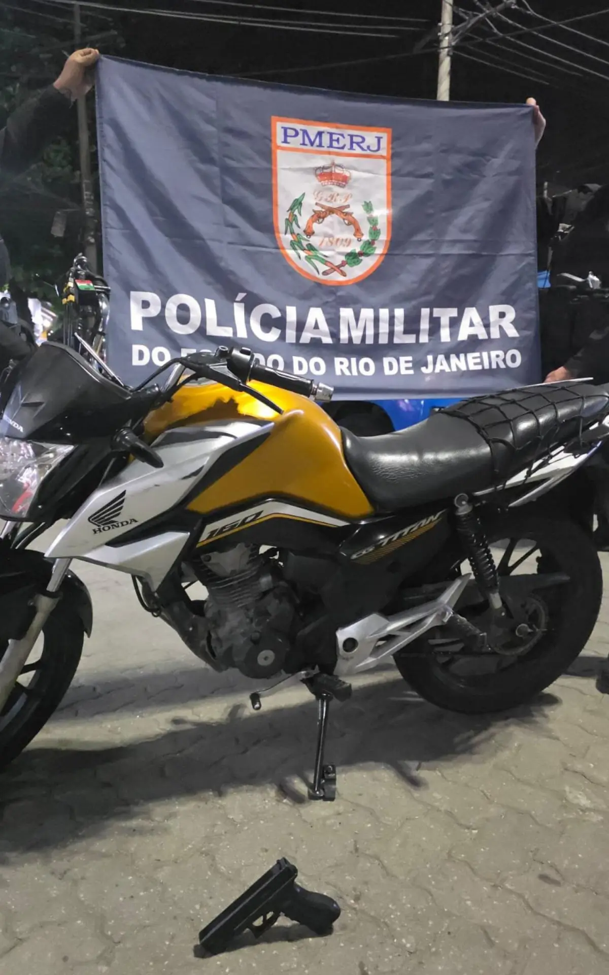 Moto e arma falsa apreendida na ação