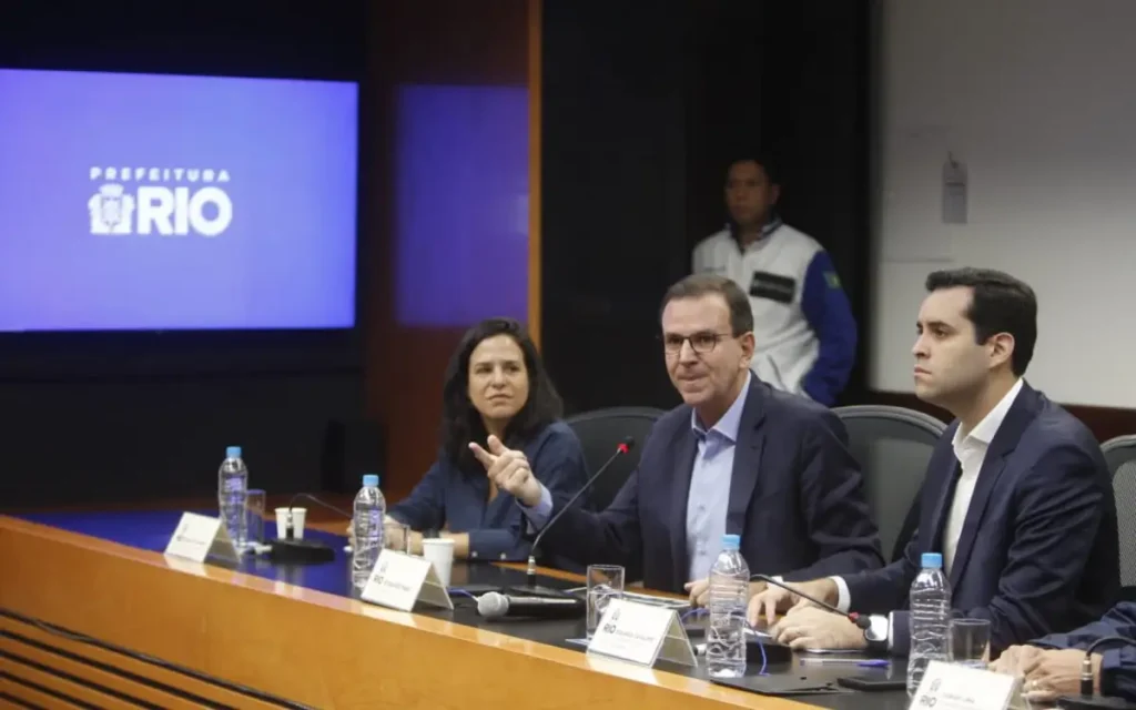 Secretária Municipal de Transportes, Maína Celidonio, prefeito Eduardo Paes e vice-prefeito Eduardo Cavaliere