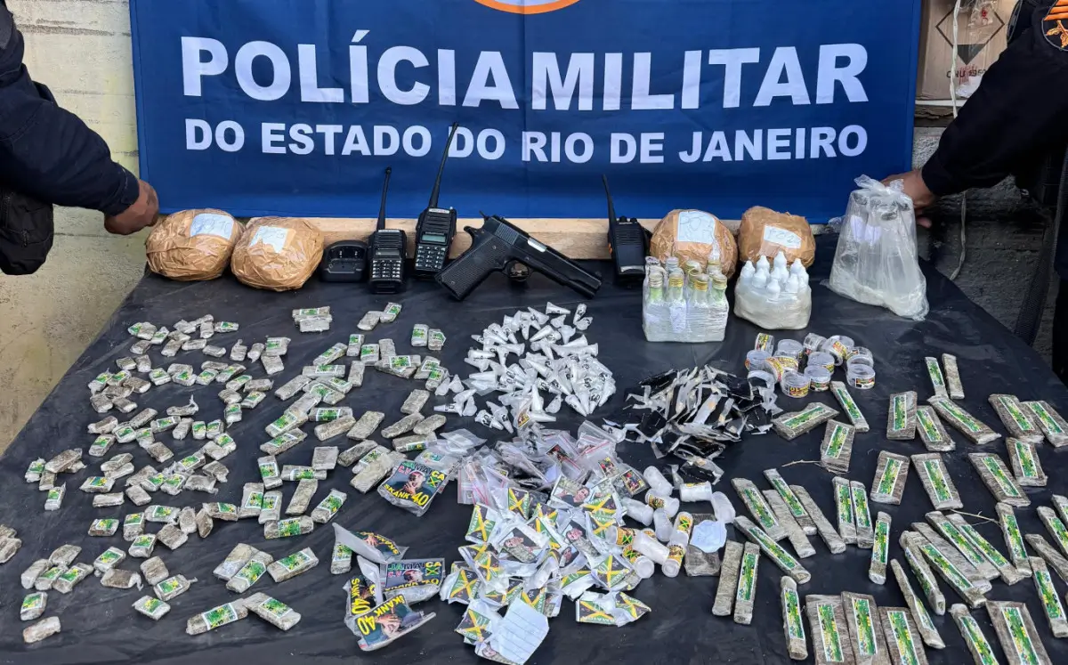 Arma falsa, drogas e rádios apreendidos em Triagem