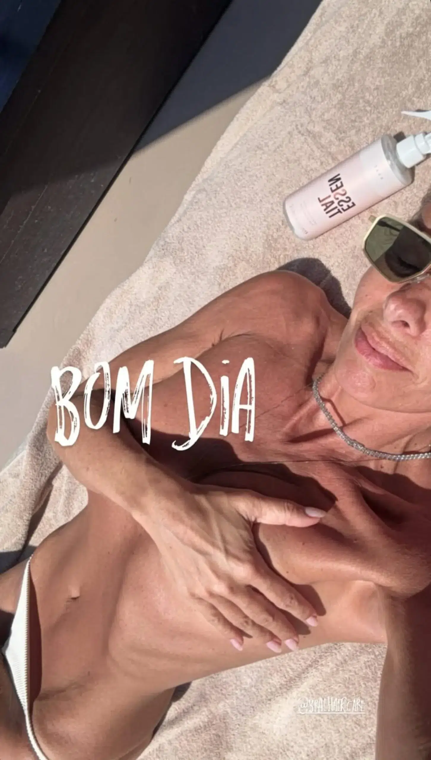 Adriane Galisteu faz topless