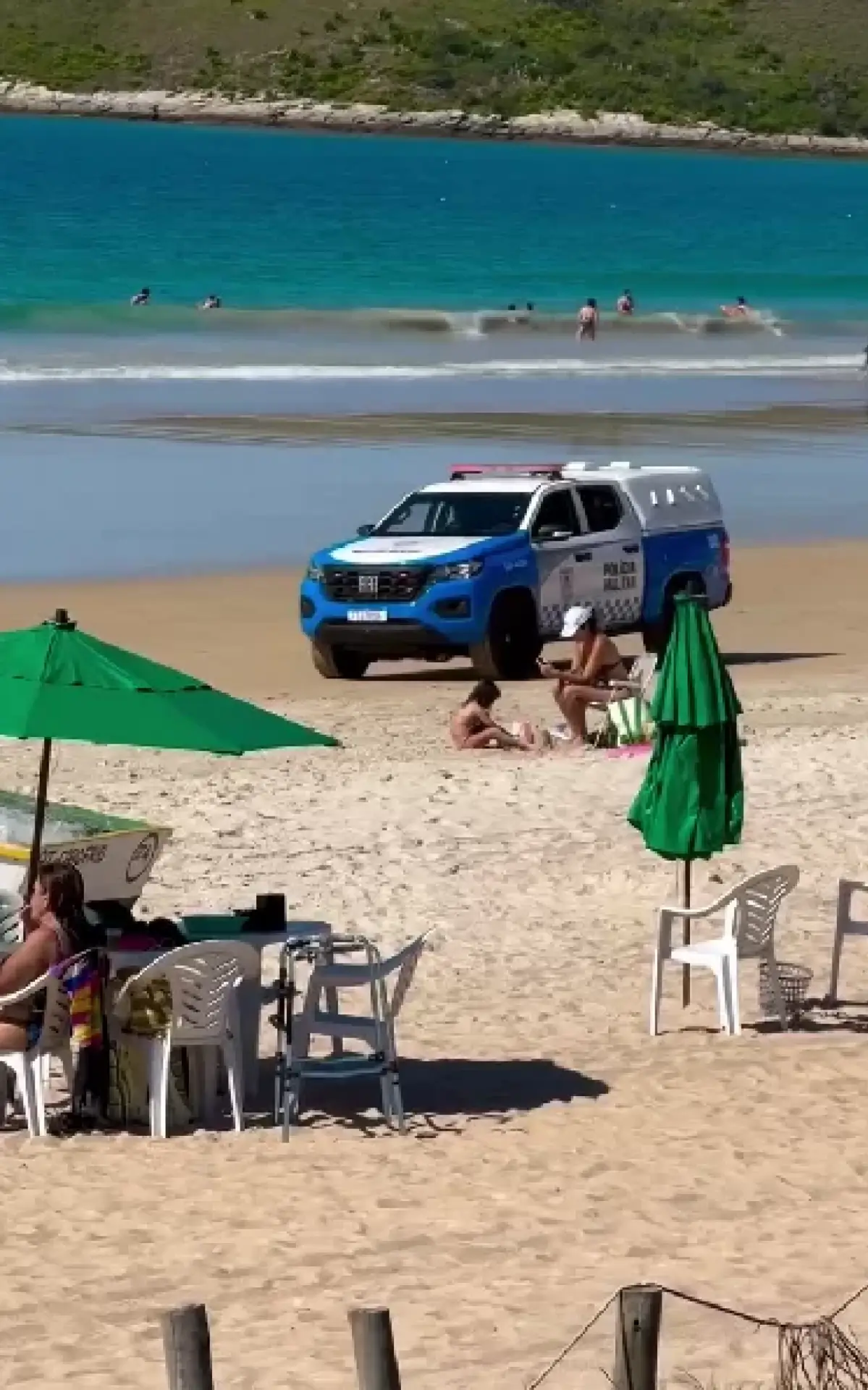 Viatura da Polícia nas areias da Praia