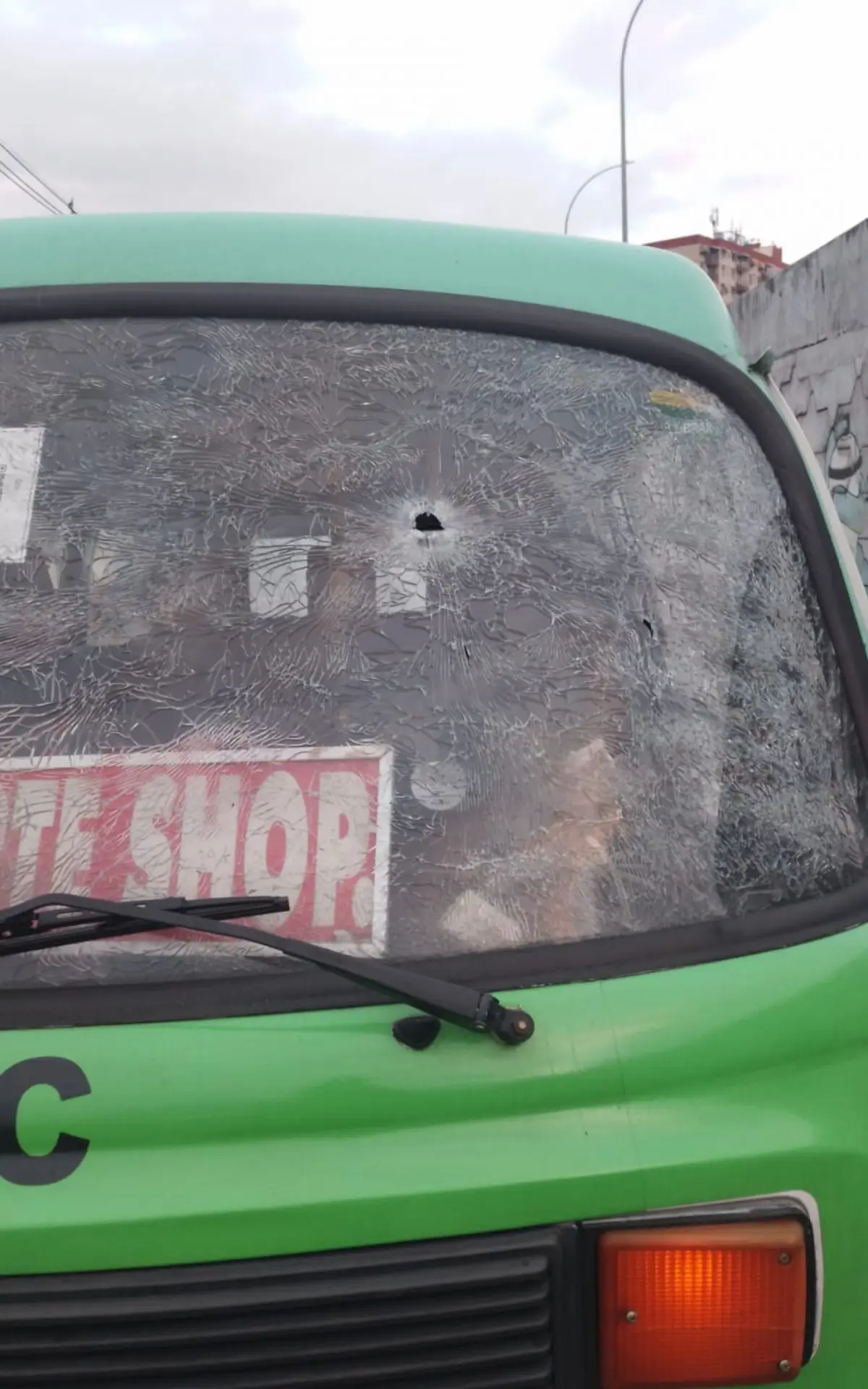 bala perdida atinge Kombi