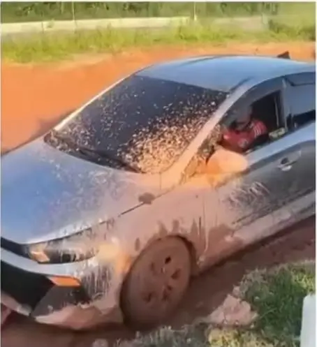 Bandidos fogem após carro roubado atolar no Arco Metropolitano