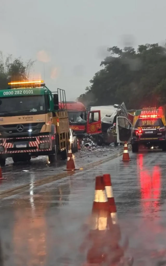 Batida entre carreta e caminhão mata motorista na BR-101 em Macaé