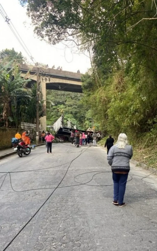 Caminhão com carga de cerveja cai de viaduto em Petrópolis