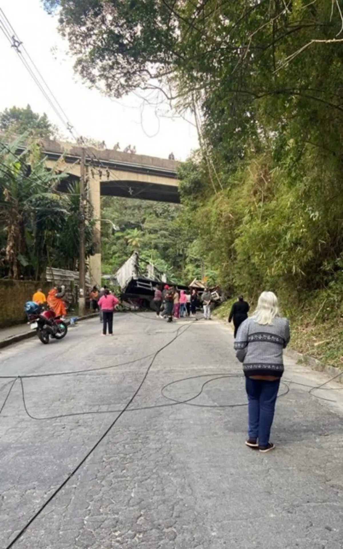 Caminhão com carga de cerveja cai de viaduto em Petrópolis