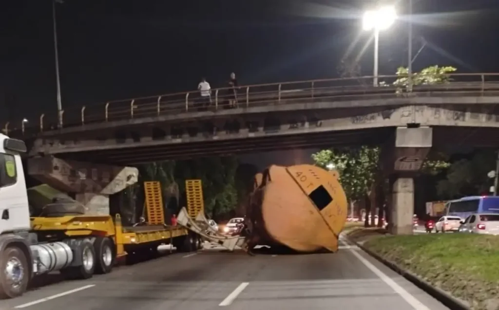 Carga de caminhão tomba na Avenida Brasil