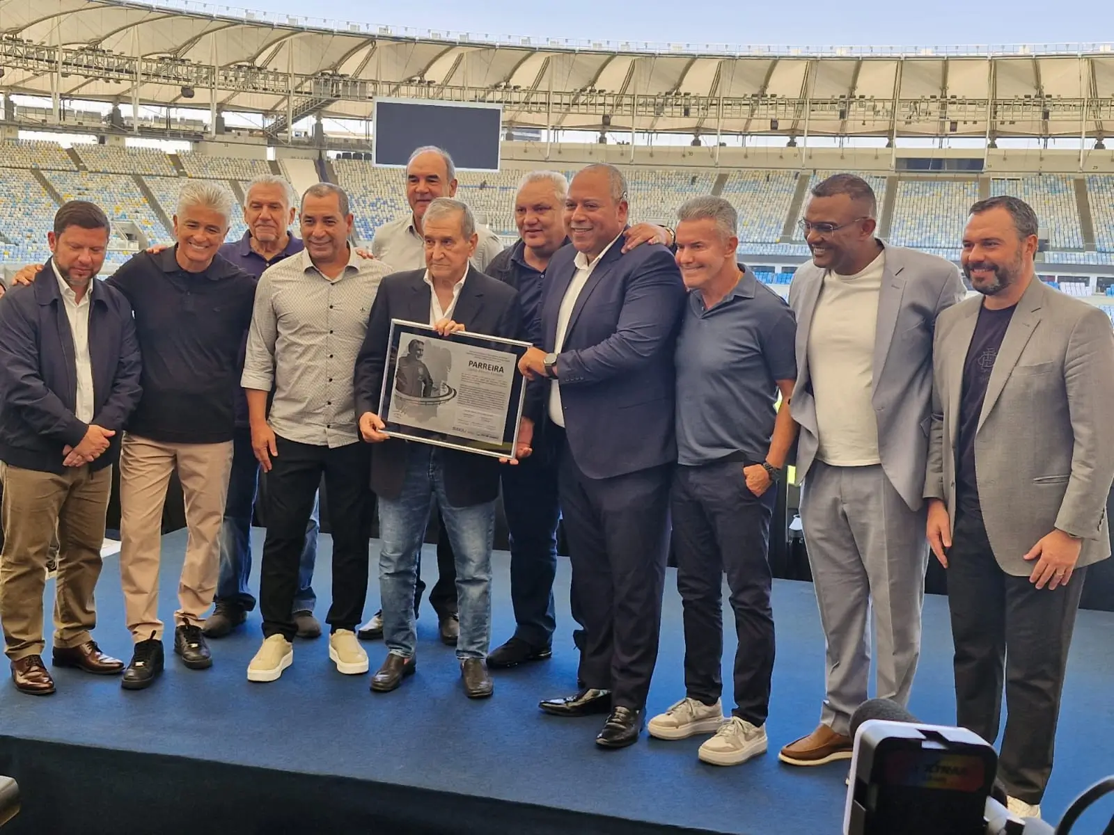 Carlos Alberto Parreira imortaliza os pés na Calçada da Fama do Maracanã