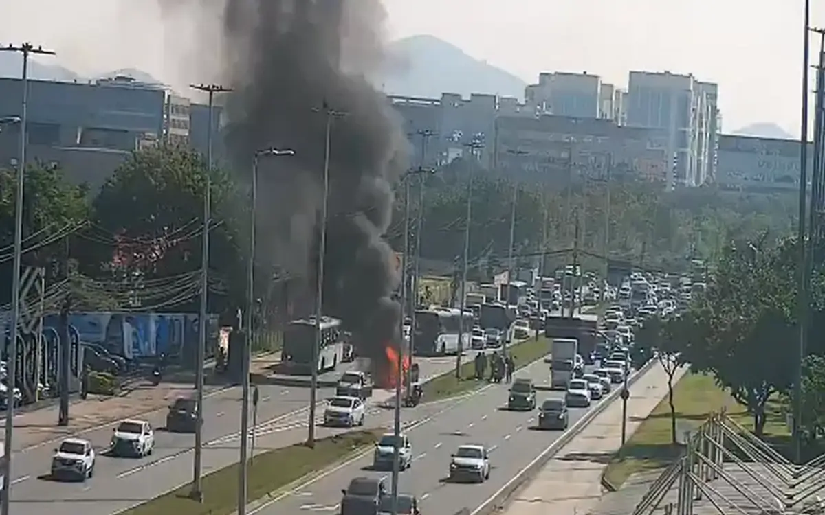 Carro incendiado na Avenida Ayrton Senna