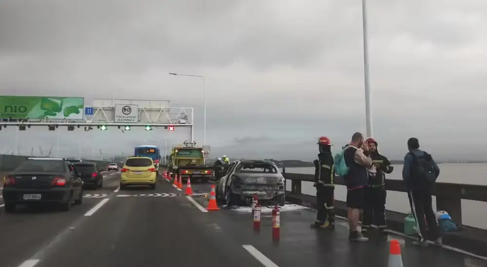 Carro pega fogo na Ponte Rio-Niterói