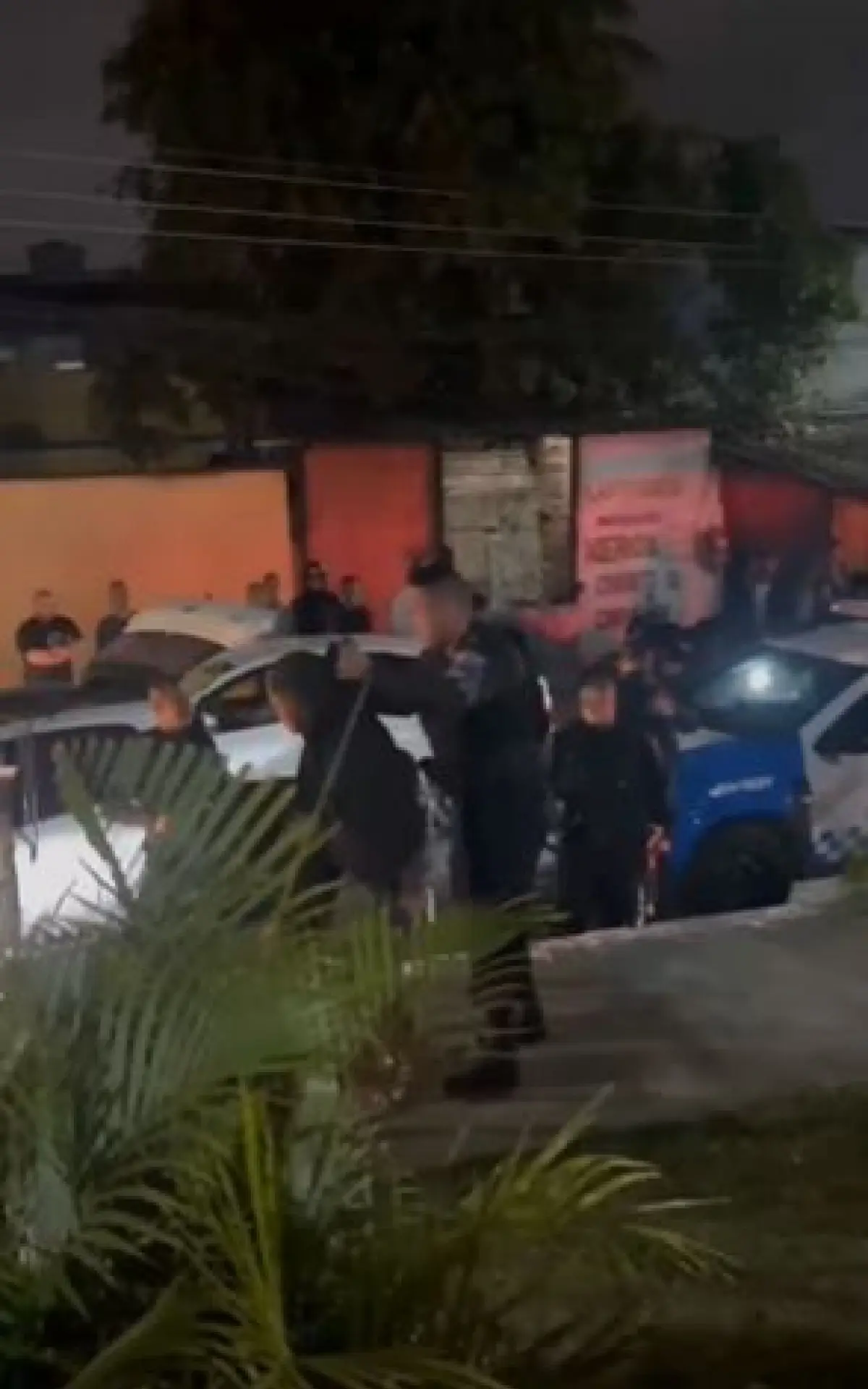 Carro roubado capota em perseguição em Belford Roxo
