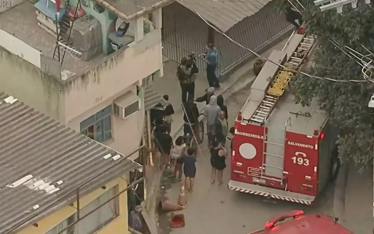 Casa pega fogo na Maré