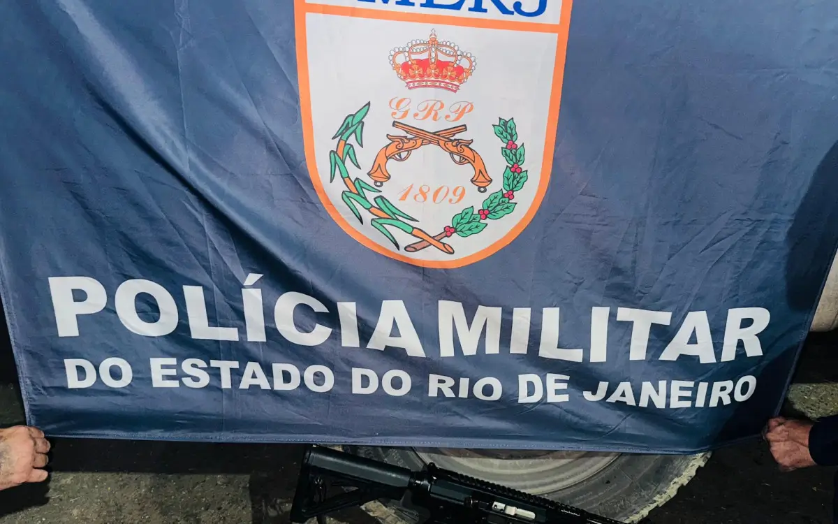 policiais apreenderam um fuzil AR-10, calibre 7,62mm