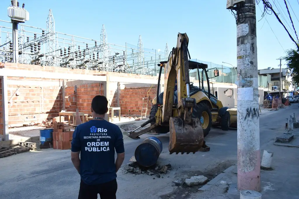 Construções irregulares são demolidas na Ilha do Governador