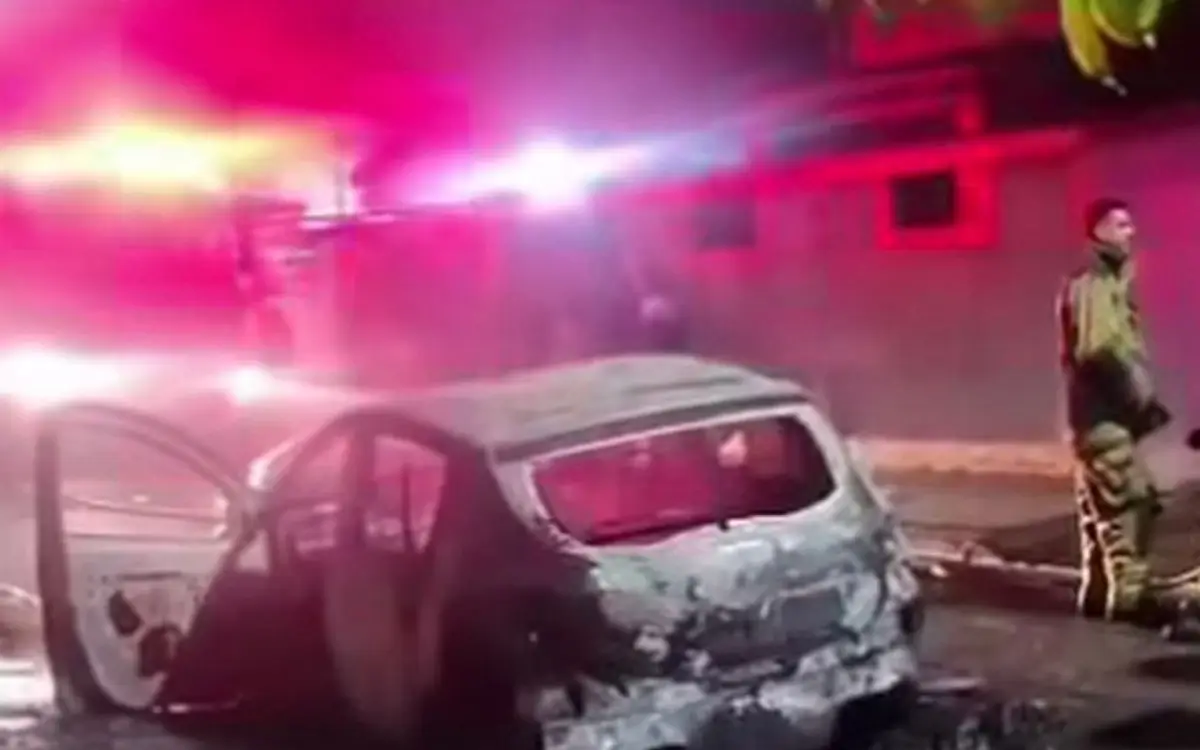 Corpo é localizado em carro queimado em Rocha Miranda