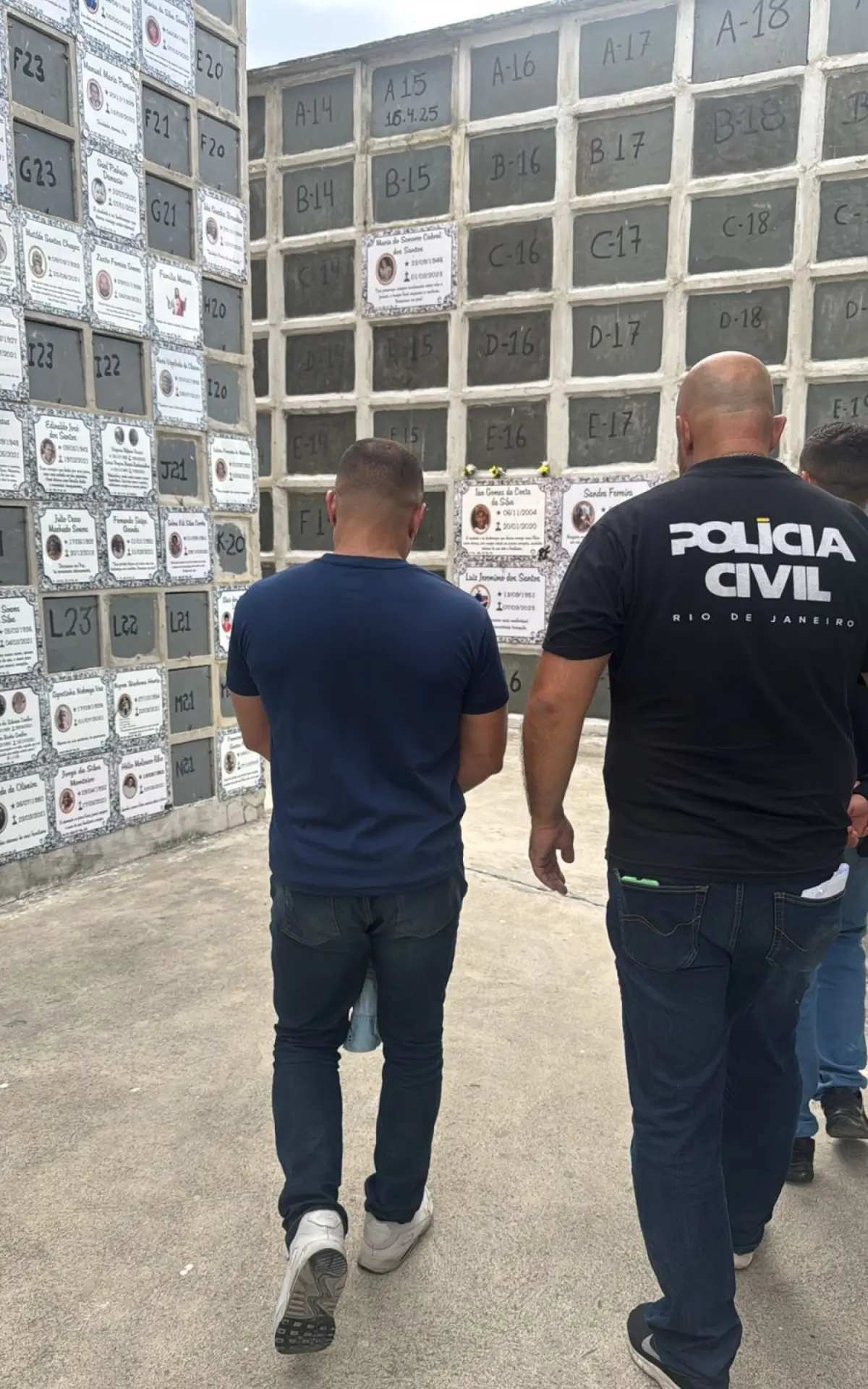homem é preso durante enterro
