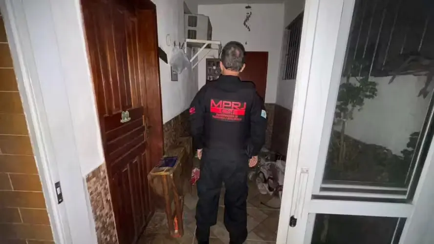 Agente do MPRJ na casa de PM denunciado