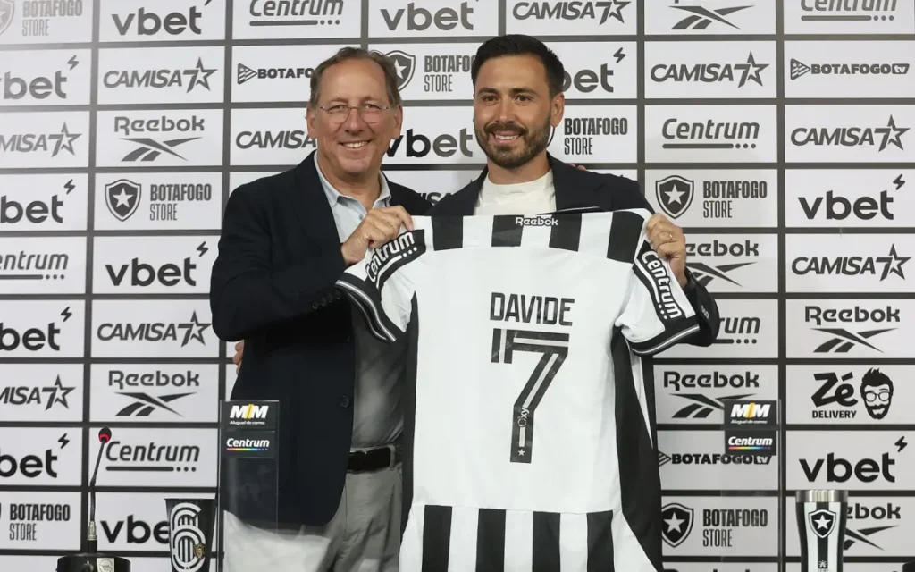 Davide Ancelotti recebeu uma camisa do Botafogo