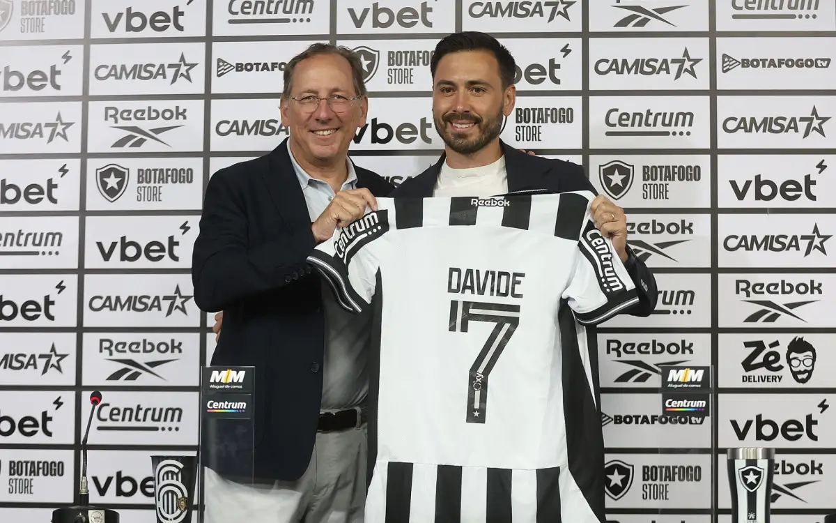 Davide Ancelotti recebeu uma camisa do Botafogo