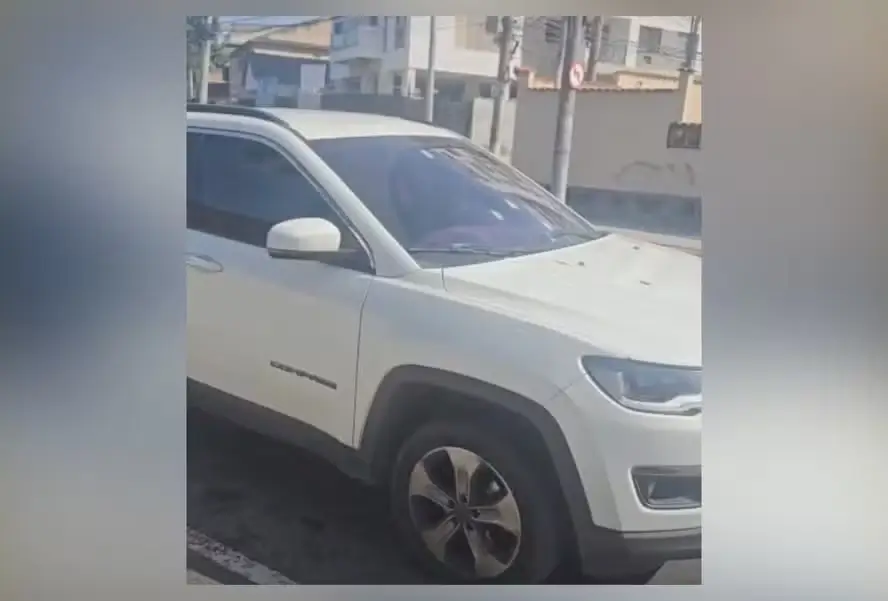 As marcas de bala no para-brisa do carro