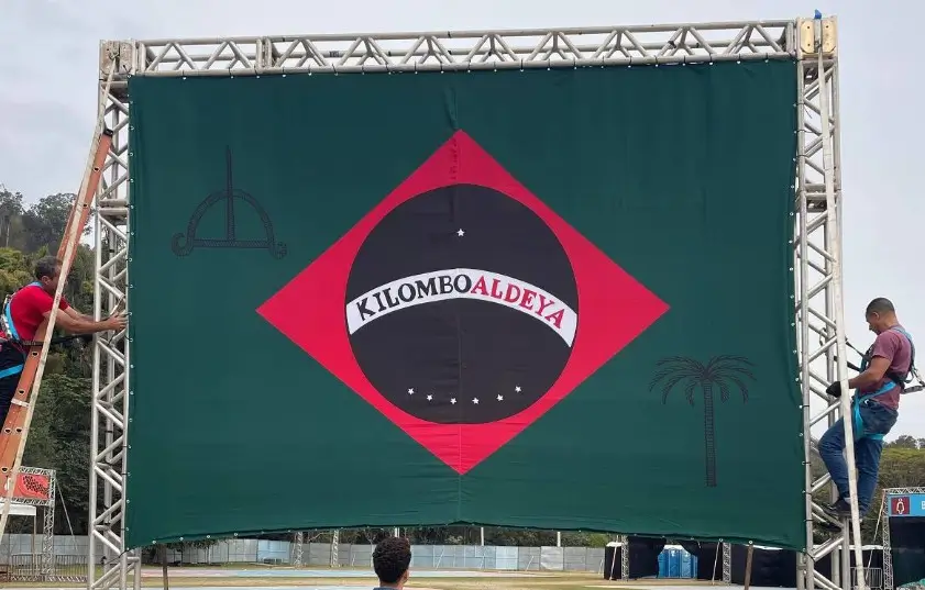 obra com bandeira modificada