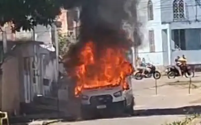 Homem em surto coloca fogo em ambulância do Samu