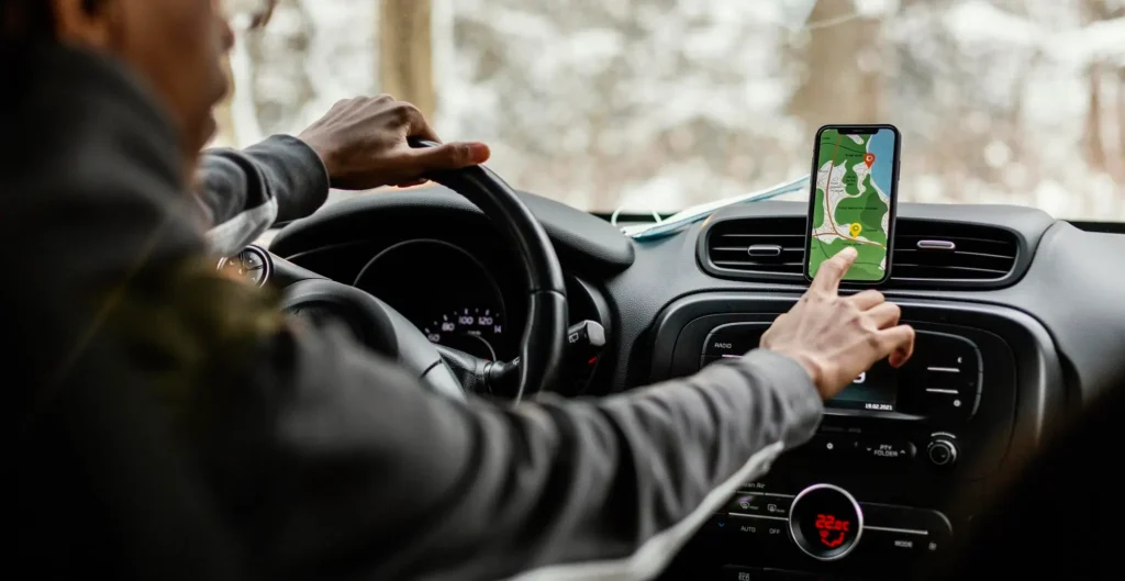 homen usando gps