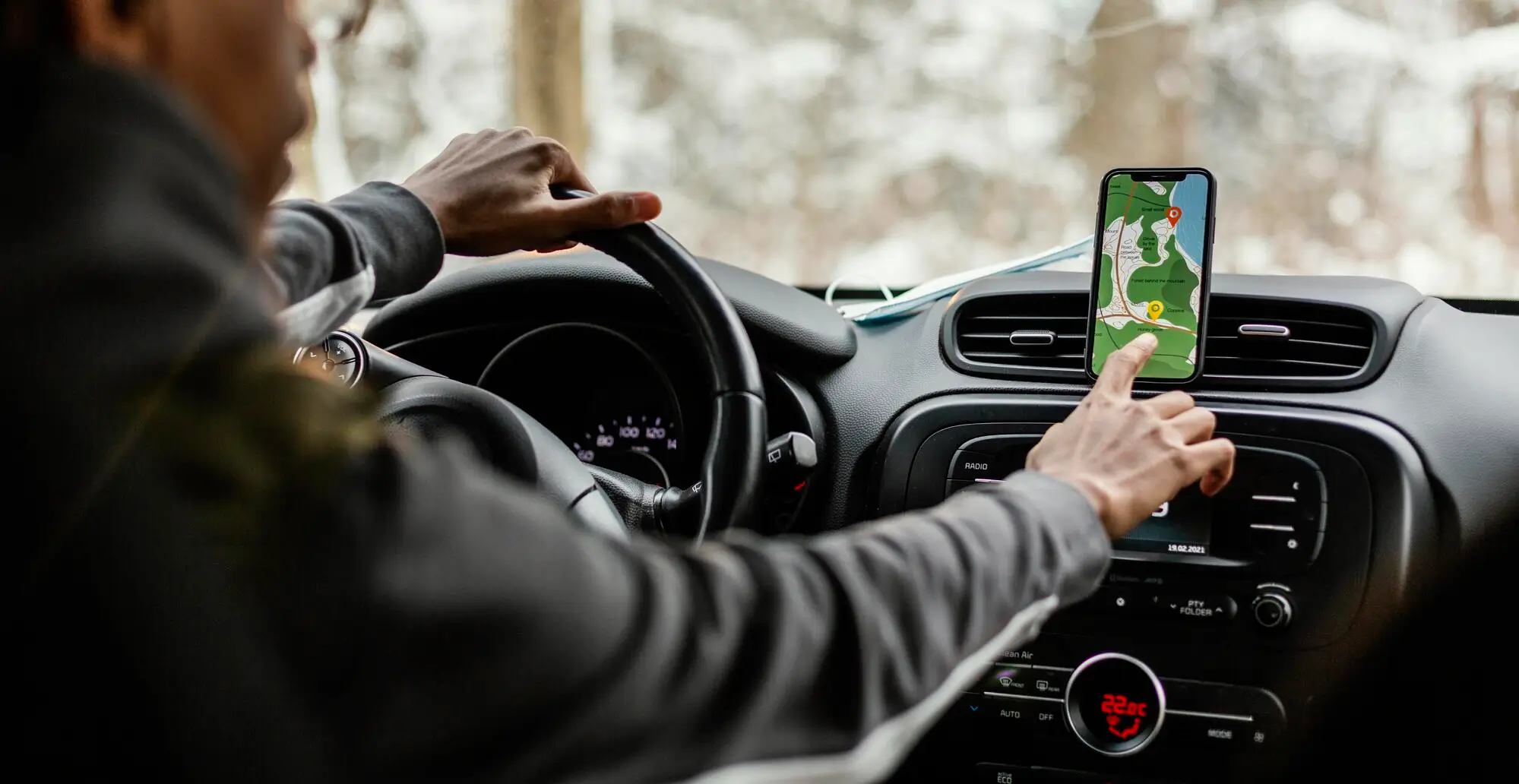 homen usando gps
