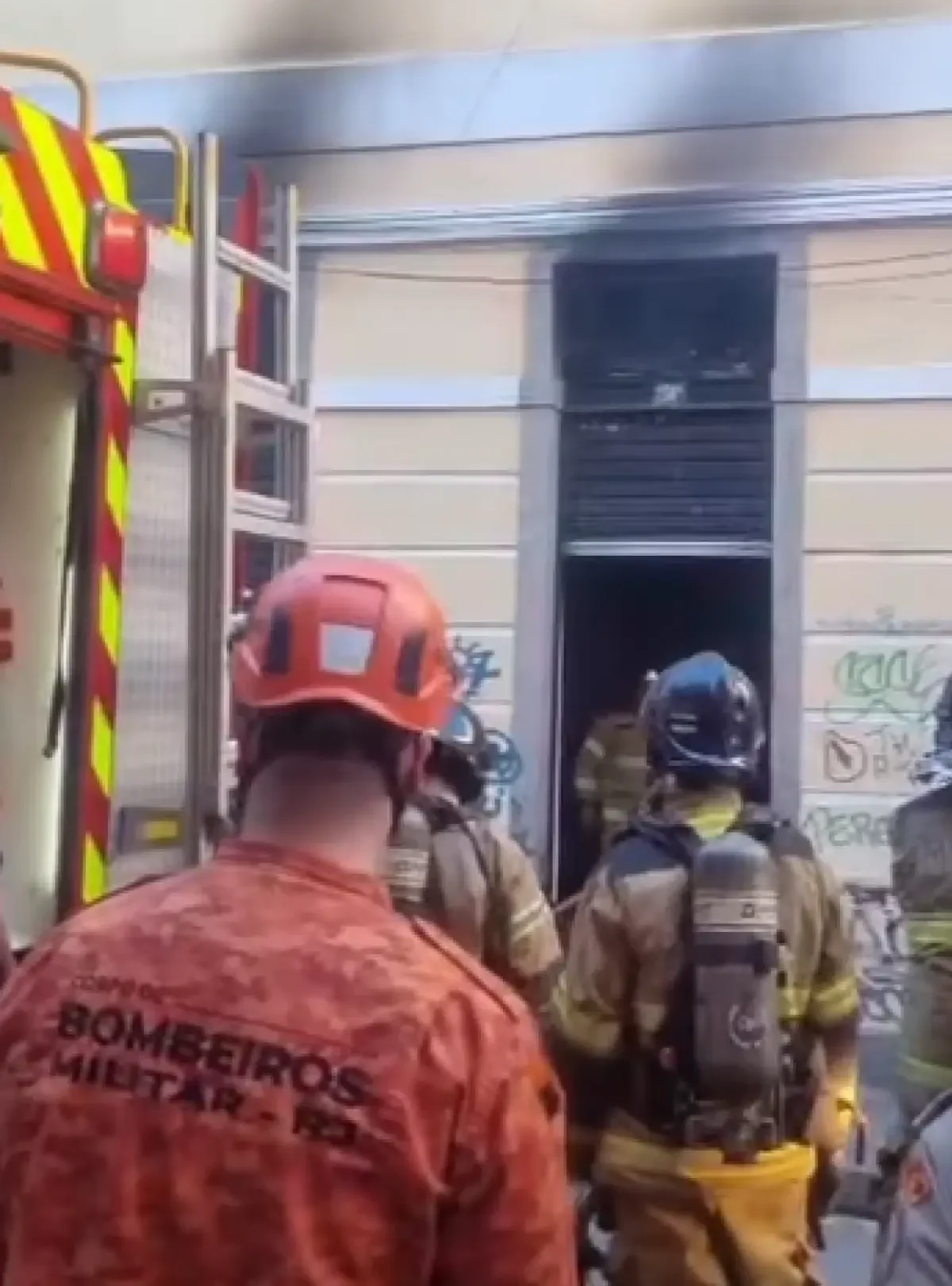 Imóvel pega fogo no Centro do Rio