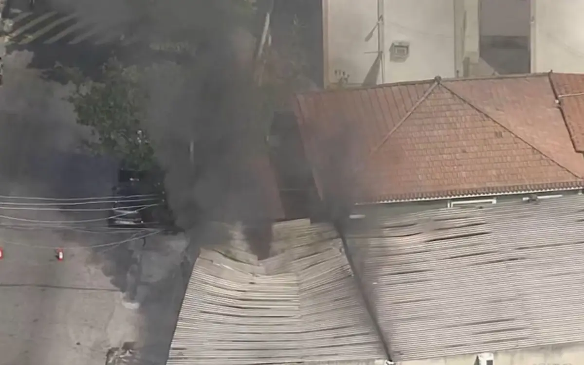 Incêndio atinge galpão comercial em Bento Ribeiro