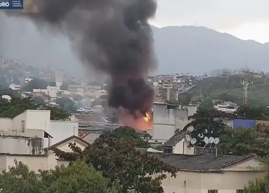Incêndio em fábrica de cosméticos na Penha