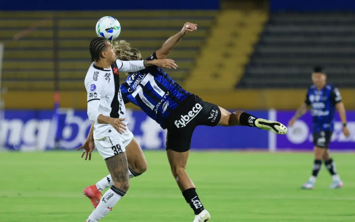 João Victor briga por posse da bola diante do Independiente del Valle