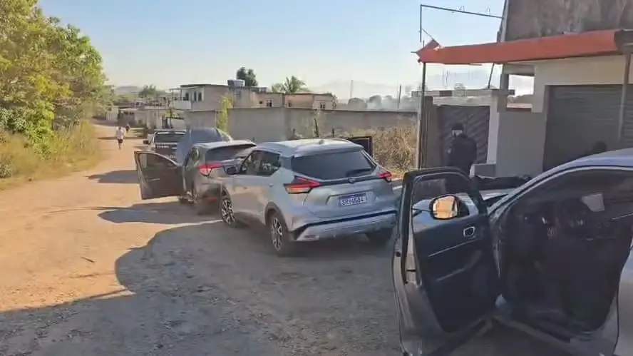 Carros usados pela milícia de Juninho Varão