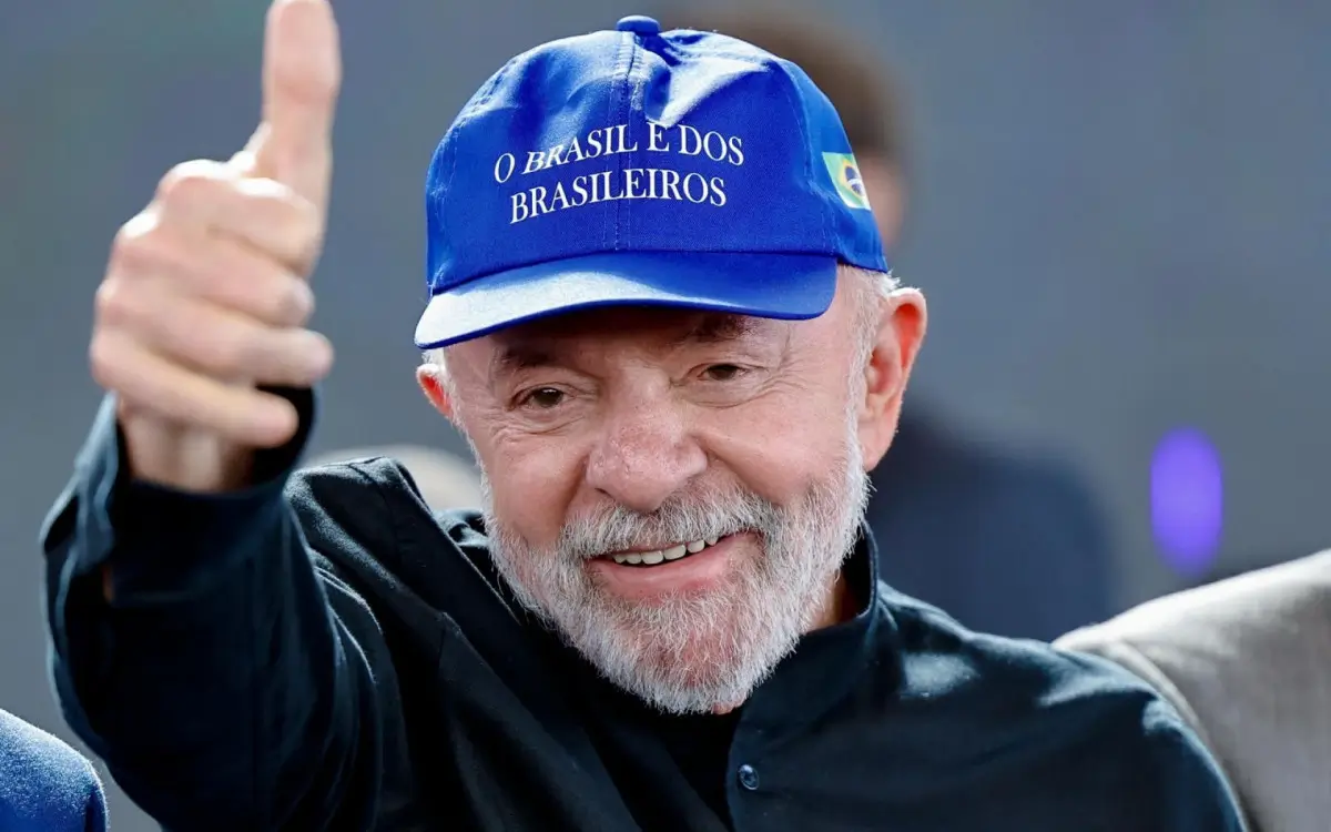 Lula posta foto com boné