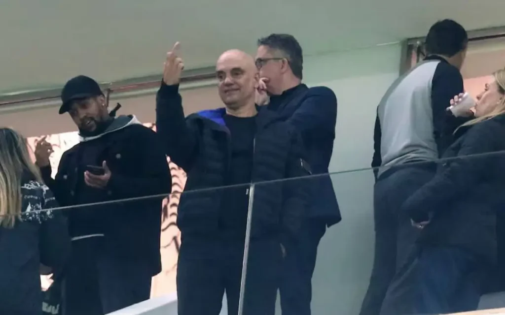 Ministro Alexandre Moraes vai a jogo do Corinthians