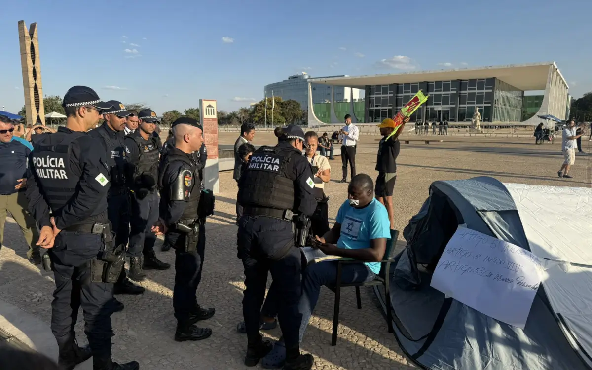 deputados deixam Praça dos Três Poderes