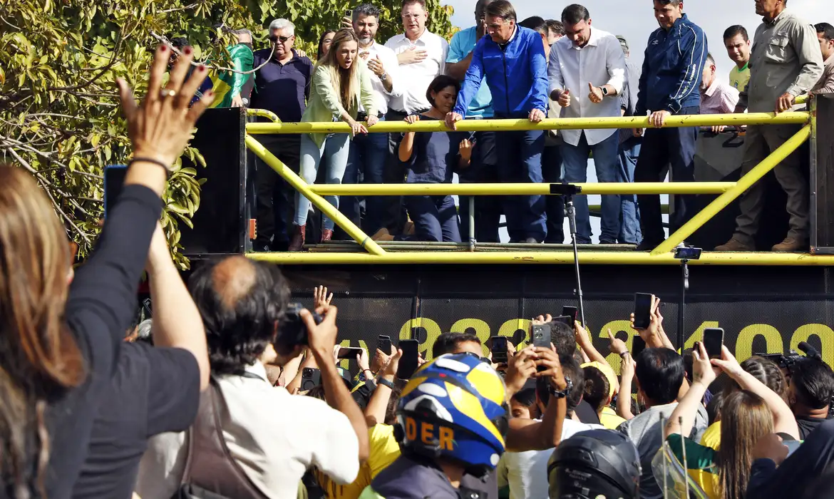 Motociata em Brasília: Bolsonaro acompanha percurso com tornozeleira