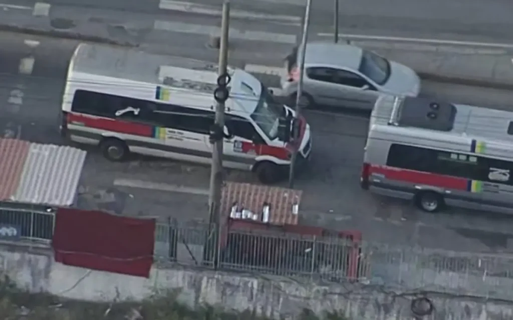 Motorista de van é baleado