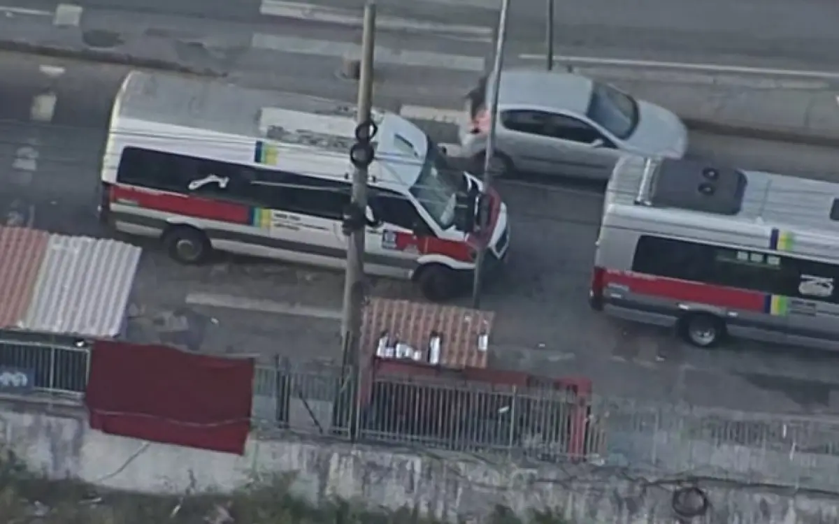 Motorista de van é baleado