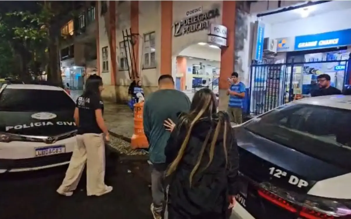 Mototaxista abusa de turista em corrida e é preso no Rio