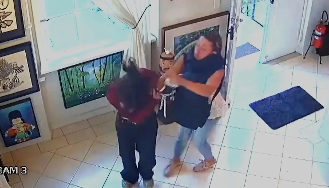 Mulher agride estudante sem sutiã