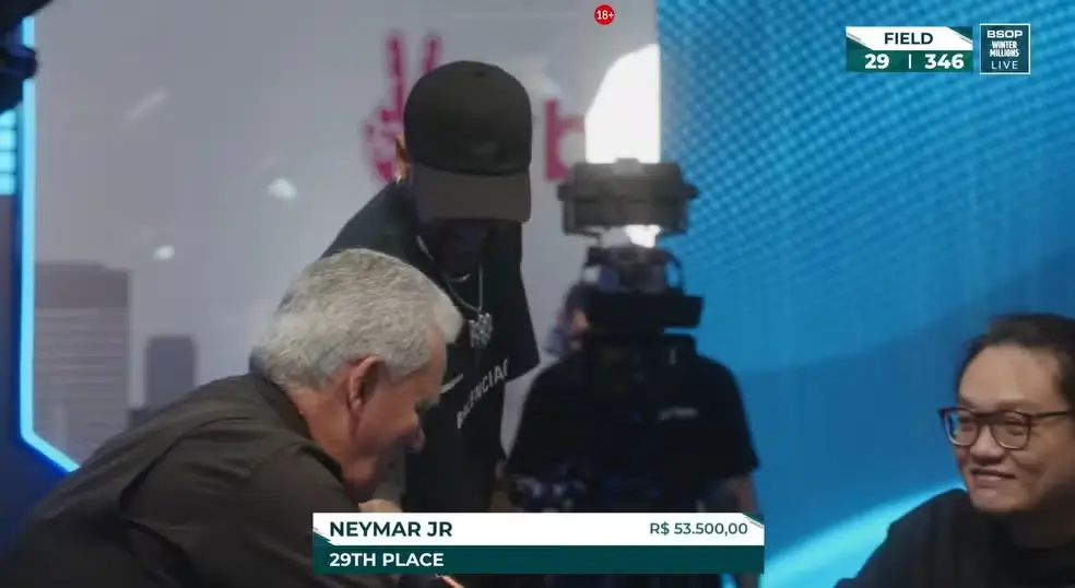 Neymar treina no Santos e joga pôquer