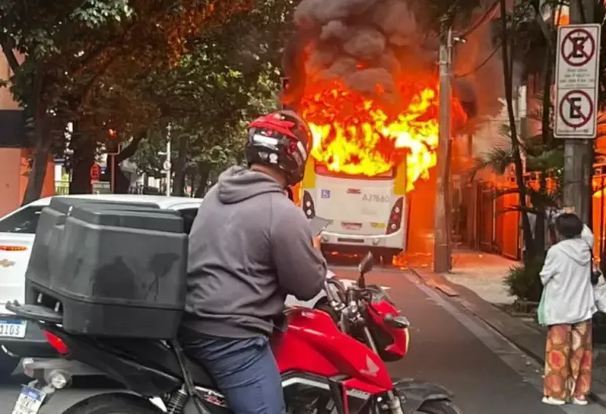 Ônibus pega fogo no Leblon