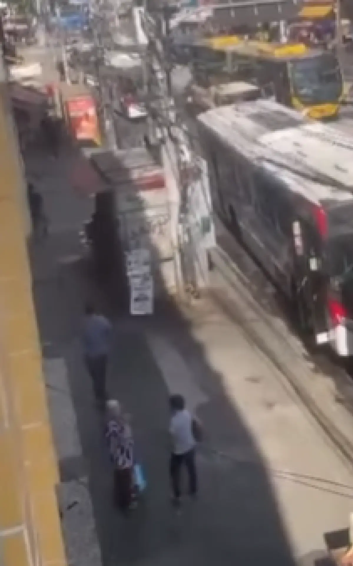 ônibus viram barricadas em operação policial na comunidade Serrinha