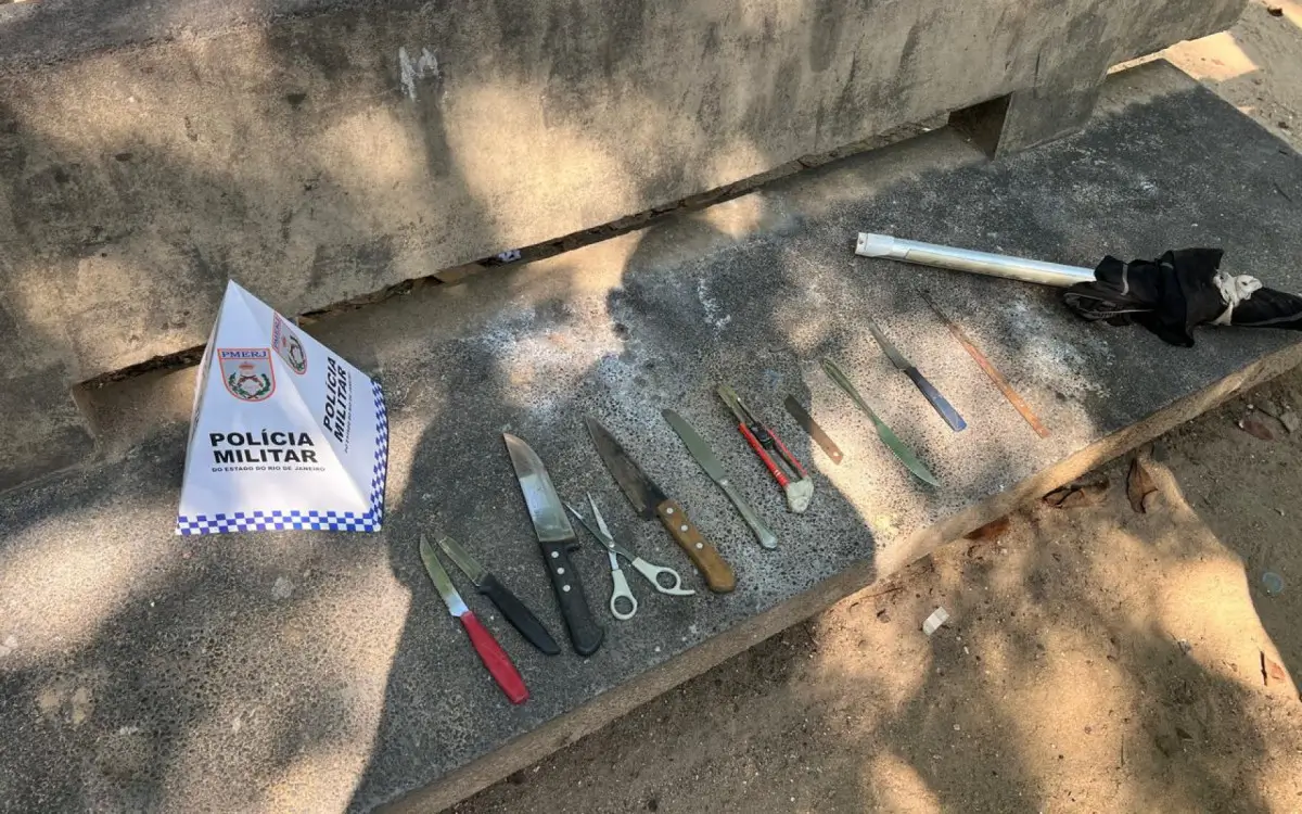 Operação no Flamengo apreende armas brancas e drogas na Zona Sul