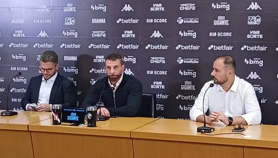 Presidente do Vasco, Pedrinho, em coletivo do clube